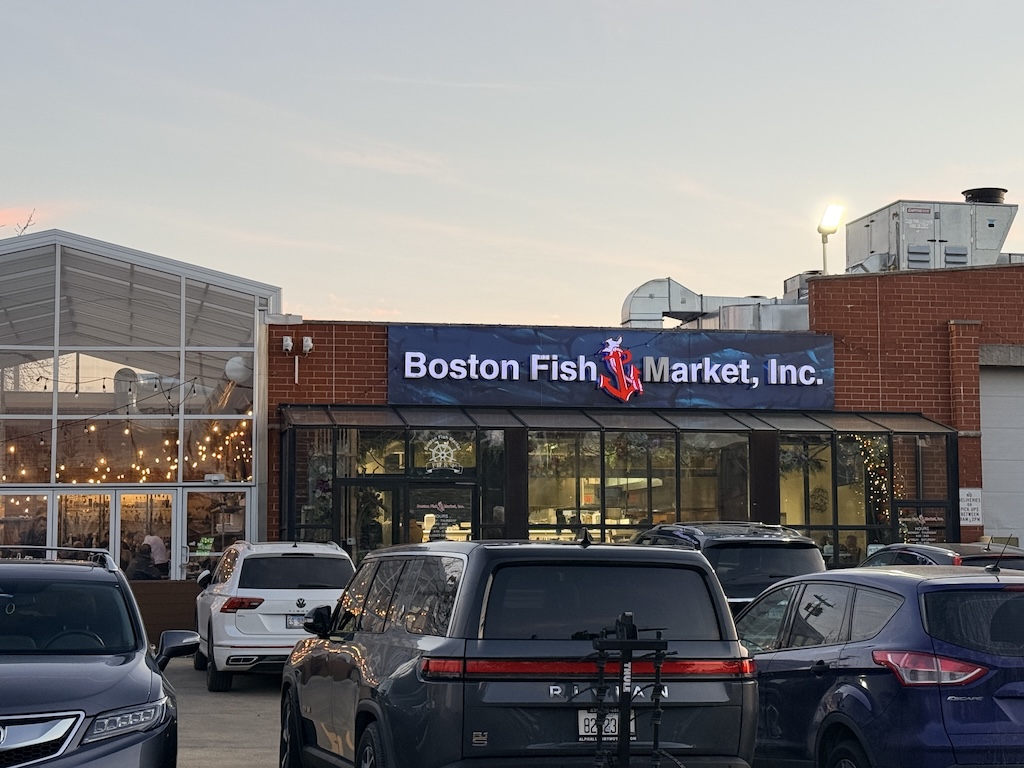 육상 차량, 차량, 텍스트, 야외, 건물, 바퀴, 하늘, 자동차, 타이어, 차량 번호판, 패밀리 카, 스포츠 유틸리티 차량, 주차, 자동차 외장, 주차장, 컴팩트 스포츠 유틸리티 차량, 자동차 부품, 자동차 운반용 적재선반, 자동차 주차등, 중형차, 광고판, 컴팩트 MPV, 미니 SUV, 크로스오버 SUV, 도로, 주차된, 거리, 시티, 표지판, 매장