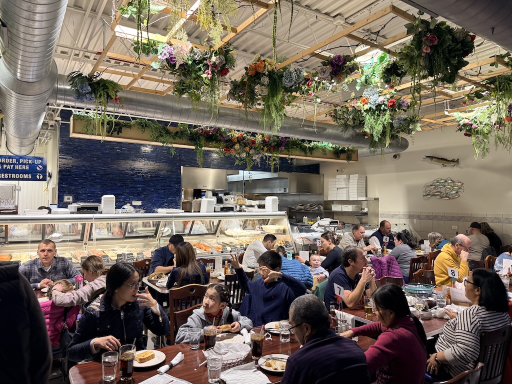 의류, 장면, 사람, 여성, 사람들, 건물, 실내, 테이블, 레스토랑, 음식, 먹기, 홀, 그룹, 푸드코너, 큰, 천장, 군중