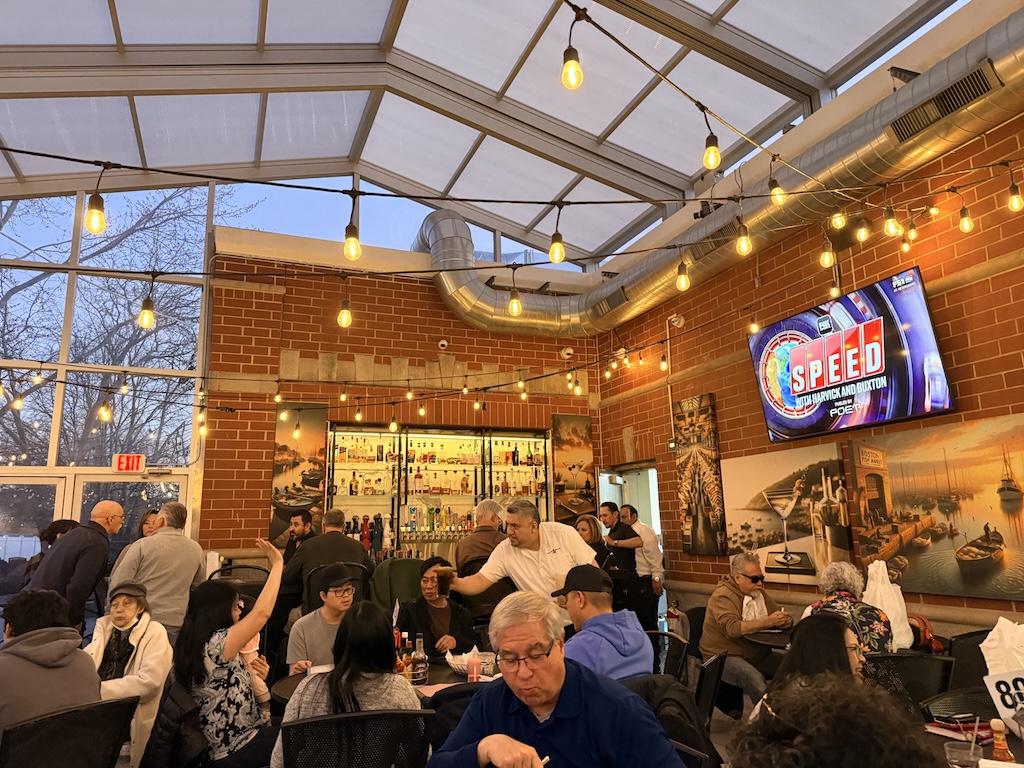 의류, 사람, 장면, 여성, 실내, 천장, 사람들, 의자, 건물, 가구, 인간의 얼굴, 테이블, 벽, 그룹, 홀