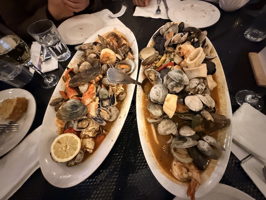 해산물, 음식, 갑각류, 테이블, 테이블웨어, 굴, 식사, 접시, 실내, 플래터, 무척추 동물, 홍합, 이매패류, 사람, 미식, 껍질, 저녁 식사, 레스토랑, 대합