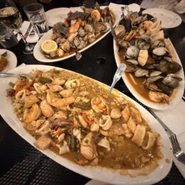 음식, 테이블웨어, 식사, 테이블, 요리, 접시, 실내, 패스트푸드, 저녁 식사, 해산물, 플래터, 디너, 미식, 레시피, 갑각류, 브런치, 와인잔, 레스토랑