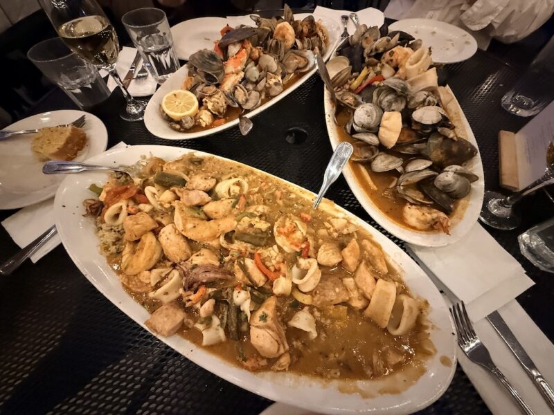 음식, 테이블웨어, 식사, 테이블, 요리, 접시, 실내, 패스트푸드, 저녁 식사, 해산물, 플래터, 디너, 미식, 레시피, 갑각류, 브런치, 와인잔, 레스토랑