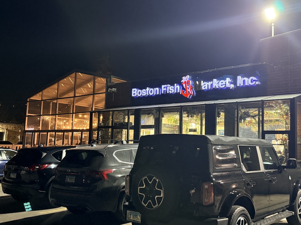 차량, 바퀴, 육상 차량, 텍스트, 타이어, 야외, 건물, 자동차 부품, 하늘, 광고판, 차량 번호판, 도로, 자동차 외장, 거리, 밤, 빛, 자동차, 주차된, 시티