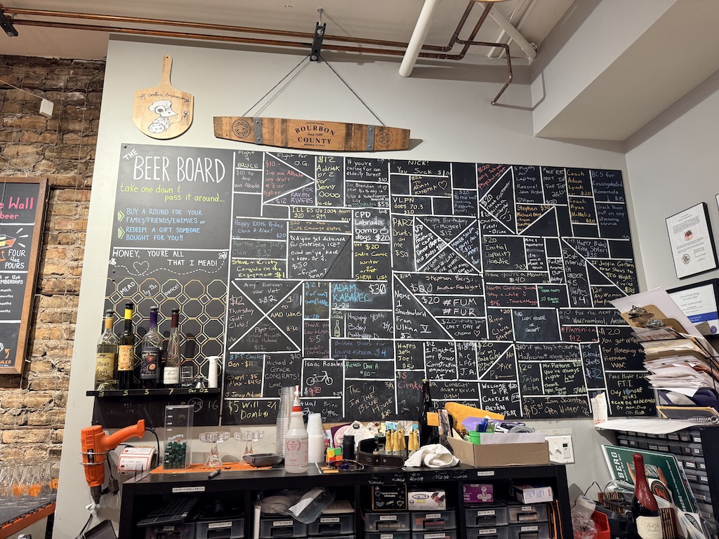 텍스트, 벽, 실내, 가구, 선반, 병, 메뉴, 조리대, 칠판