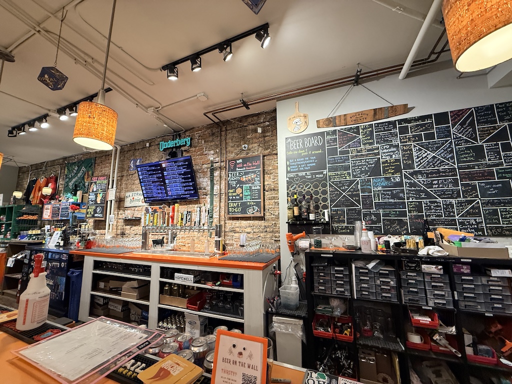 텍스트, 실내, 숍, 선반, 소매, 가구, 벽, 테이블, 천장, 매장