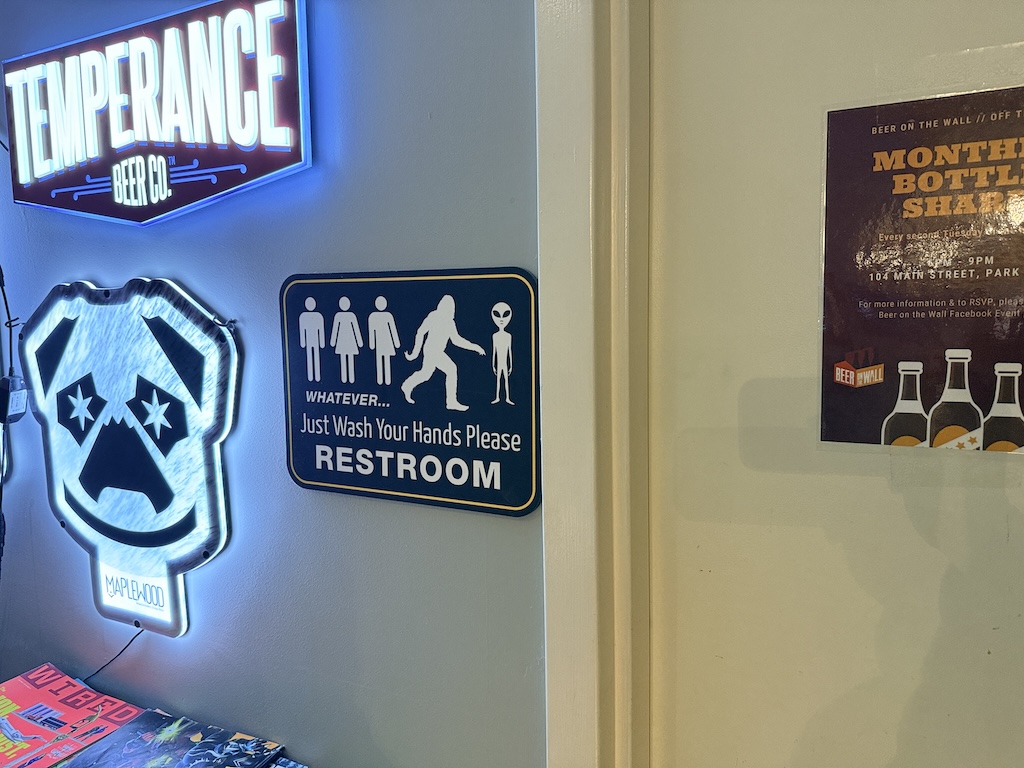 텍스트, 벽, 실내, 스티커, 포스터, 사진 액자, 방, 예술