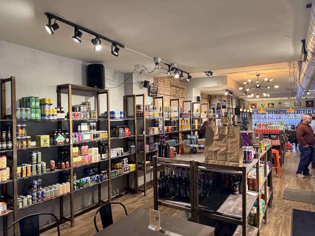 장면, 실내, 천장, 숍, 선반, 소매, 텍스트, 고객, 가구, 벽, 아울렛 스토어, 바닥, 방, 매장, 사람