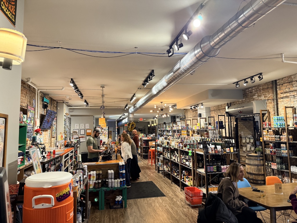 장면, 숍, 실내, 소매, 선반, 천장, 폐기물 컨테이너, 고객, 의류, 아울렛 스토어, 벽, 사람, 바닥, 매장