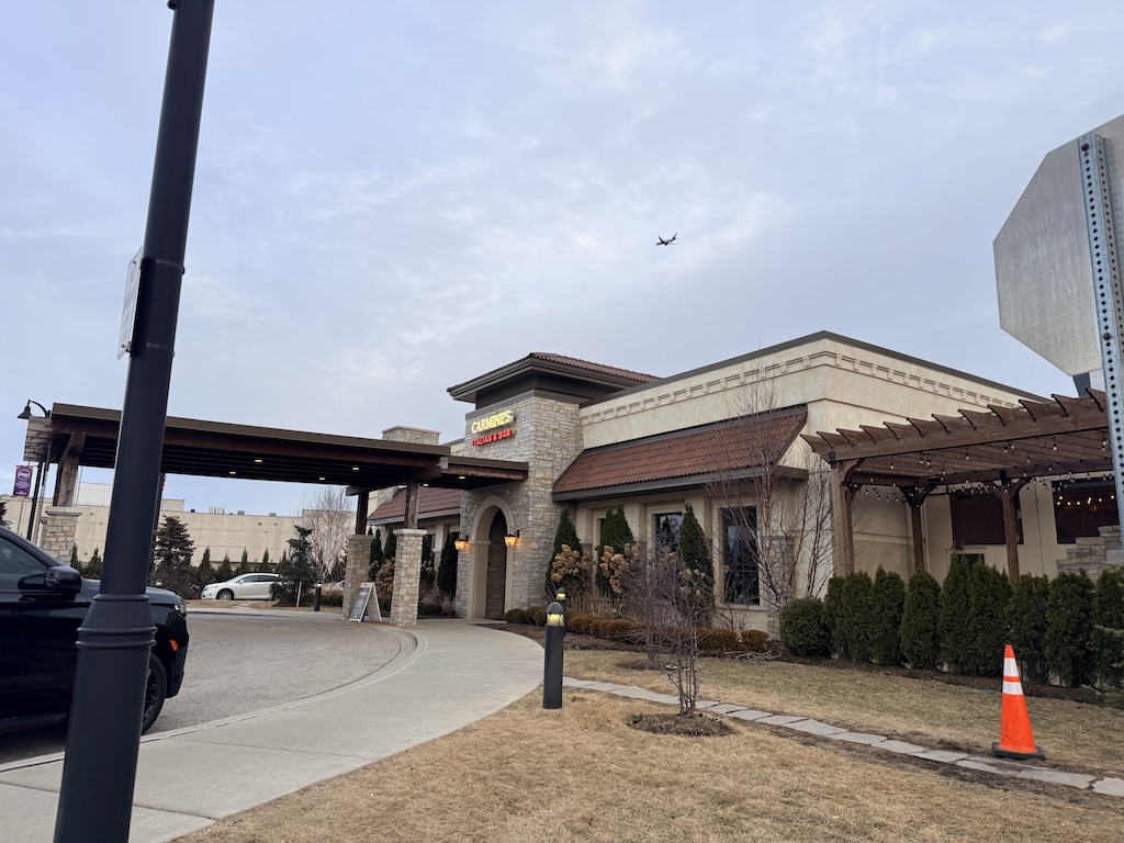 야외, 하늘, 건물, 구름, 폐기물 컨테이너, 지상, 가로등, 나무, 연석, 도로, 집, 도로 표면, 거리, 보도