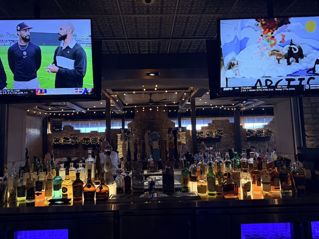 실내, 텍스트, 바