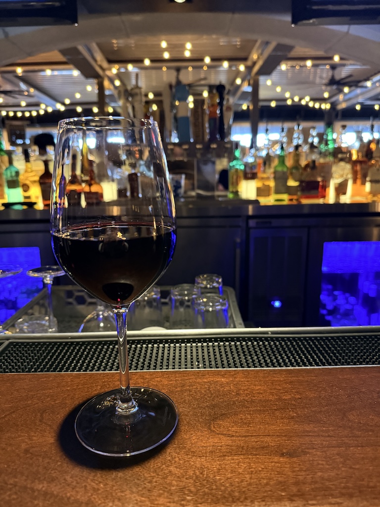 음료, 바웨어, 알코올 음료, 음료용기, 와인잔, 스템웨어, 테이블웨어, 알코올, 포도주, 테이블, 실내, 샴페인 스템웨어, 바, 증류주, 한 모금, 음주 시설, 펍, 유리, 리큐어, 선술집, 용기, 맥주, 레스토랑, 음식