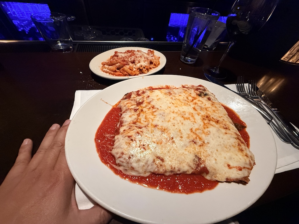 접시, 요리, 음식, 실내, 테이블, 테이블웨어, 패스트푸드, 식사, 사람, 소스, 피자