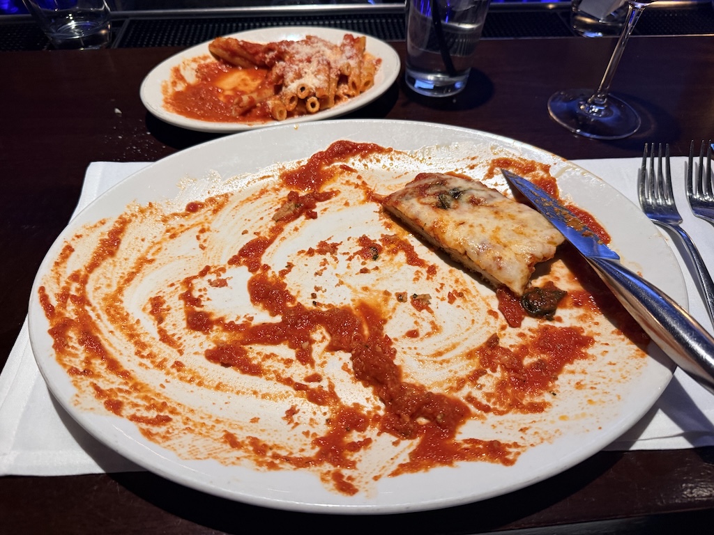 접시, 테이블웨어, 요리, 테이블, 포크, 음식, 주방 도구, 식사, 식기, 은식기, 플래터, 실내, 패스트푸드, 음료, 브런치, 저녁 식사, 슬라이스