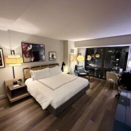 실내, 벽, 인테리어 디자인, 장면, 방, 바닥, 가구, 침대, 천장, 베개, 바닥재, 소파, 아지트, 래미네이트 바닥, 사진 액자, 침대시트, 매트리스, 집, 전등갓, 침실, 호텔