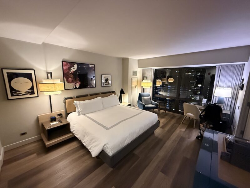 실내, 벽, 인테리어 디자인, 장면, 방, 바닥, 가구, 침대, 천장, 베개, 바닥재, 소파, 아지트, 래미네이트 바닥, 사진 액자, 침대시트, 매트리스, 집, 전등갓, 침실, 호텔