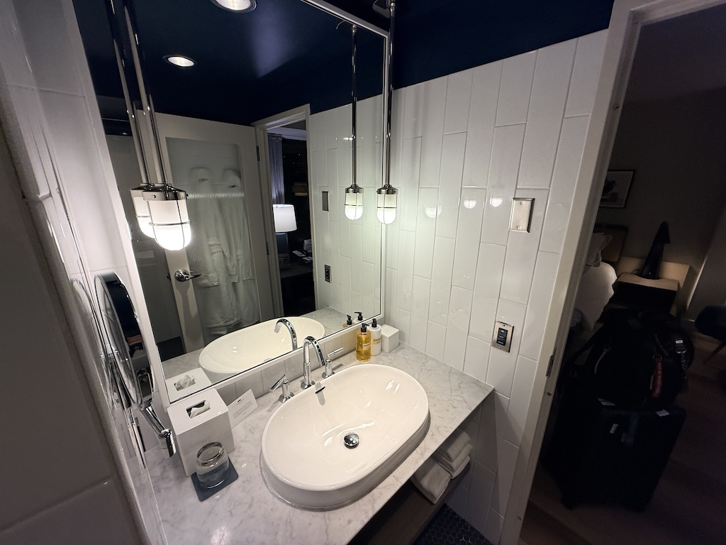 실내, 벽, 배관 설비, 욕실 액세서리, 수도꼭지, 화장실, 배관, 타일, 샤워실, 싱크대, 욕실, 바닥, 거울, 방, 호텔