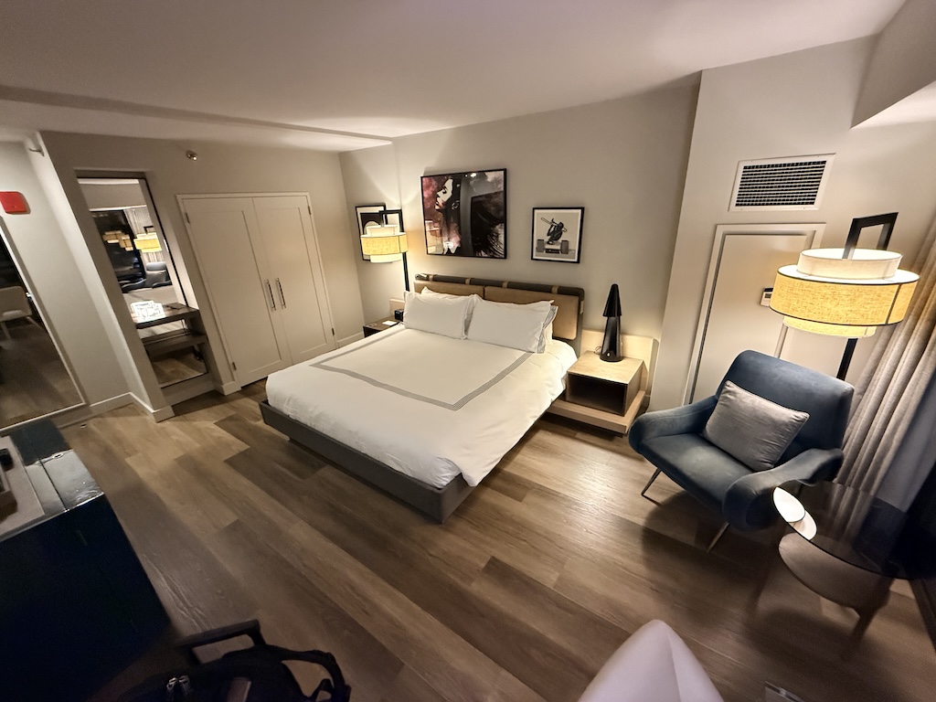 실내, 벽, 인테리어 디자인, 바닥, 바닥재, 베개, 소파, 아지트, 스튜디오 소파, 천장, 거실, 소파 침대, 방, 러브시트, 침대, 래미네이트 바닥, 팔걸이, 쿠션, 목재 바닥재, 전등갓, 집, 호텔, 가구, 디자인, 아파트