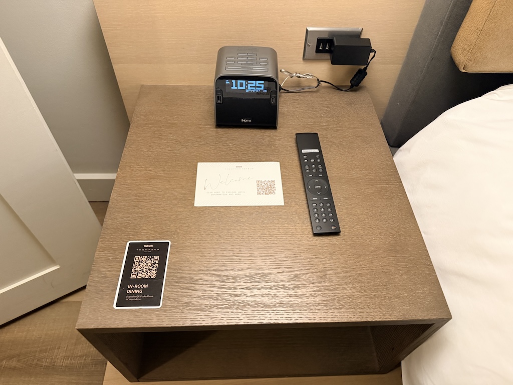 텍스트, 영수증, 실내, 가구, 상자, 벽, 테이블, 사무용품, 바닥, 원격, 제어, 목재, 전자