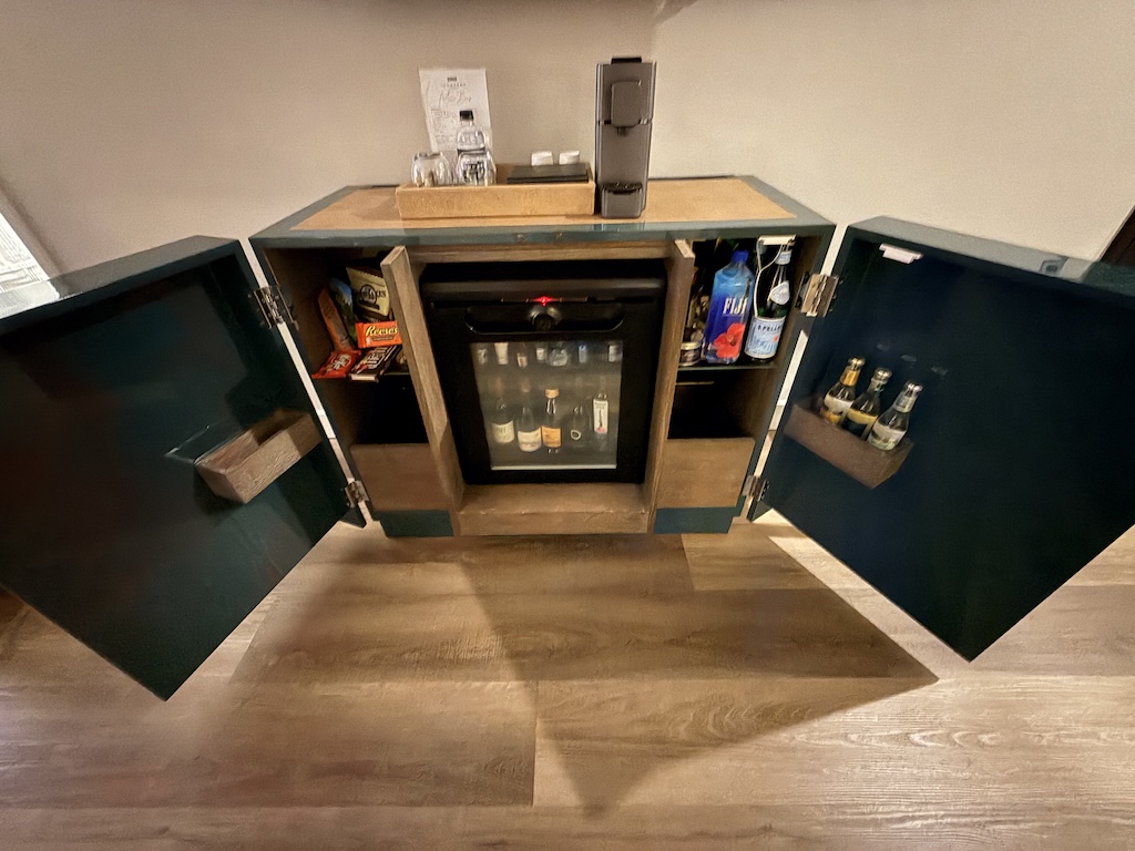 실내, 벽, 바닥재, 인테리어 디자인, 수납장, 천장, 우주, 바닥, 냉장고