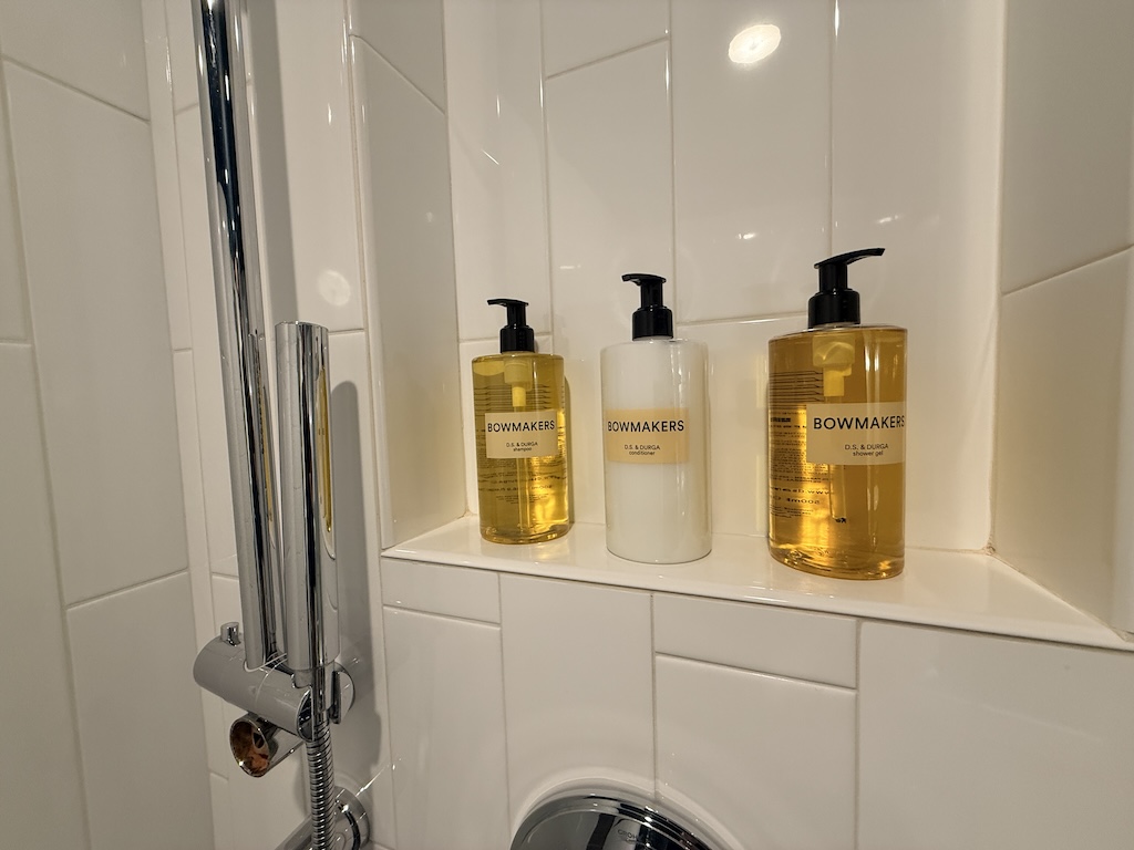 실내, 벽, 욕실, 배관 설비, 병, 수도꼭지, 욕실 액세서리, 배관, 가정 용품, 거울