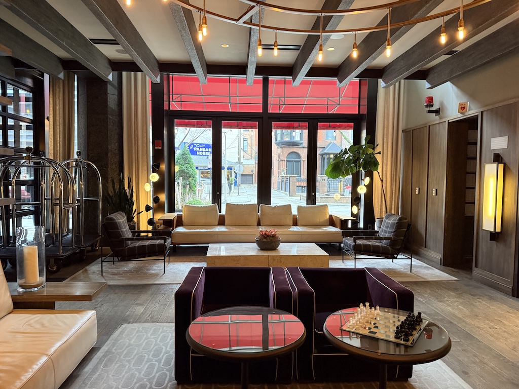 실내, 인테리어 디자인, 소파, 가구, 테이블, 커피 테이블, 천장, 스튜디오 소파, 바닥, 창문, 벽, 소파 침대, 로비, 바닥재, 러브시트, 로프트, 의자, 거실, 방, 호텔, 디자인