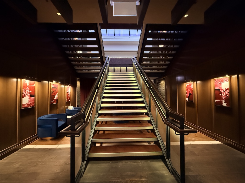 계단, 실내, 건물, 핸드레일, 바닥, 천장, 벽