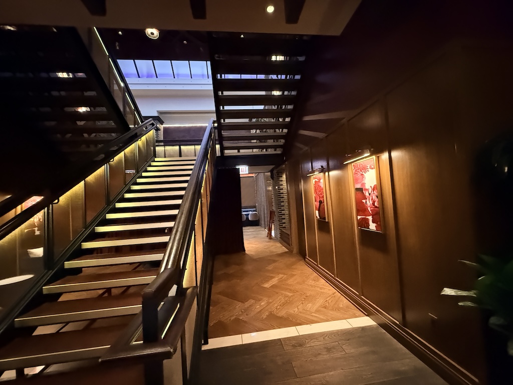 계단, 실내, 천장, 핸드레일, 벽, 바닥, 밤