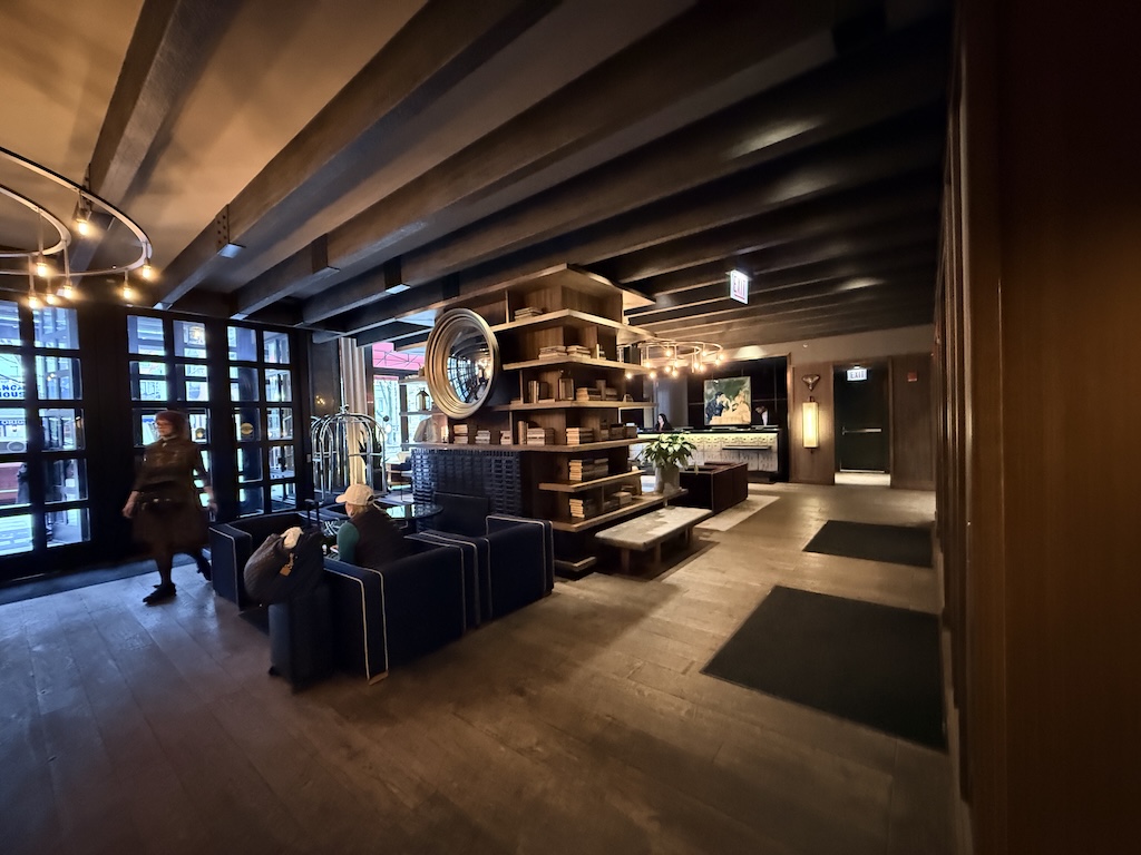 실내, 천장, 바닥, 가구, 인테리어 디자인, 로비, 선반, 테이블, 방, 도서관