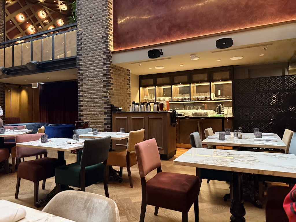 가구, 실내, 커피 테이블, 주방 및 식당 테이블, 레스토랑, 테이블, 바닥, 천장, 카페테리아, 인테리어 디자인, 식당, 벽, 호텔, 방, 바, 의자, 다이닝, 카페