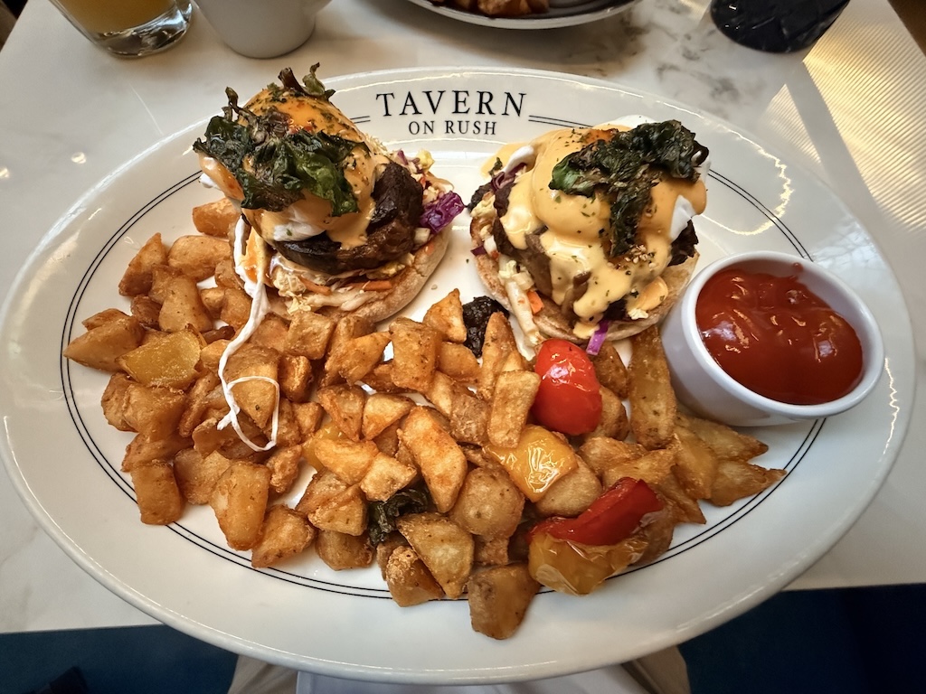 요리, 접시, 음식, 패스트푸드, 테이블, 튀긴 음식, 반찬, 테이블웨어, 브런치, 스낵, 저녁 식사, 음료, 채소, 튀김, 튀기기, 식재료, 디너, 플래터, 레스토랑, 딥, 수제 감자튀김, 레시피, 실내, 식사