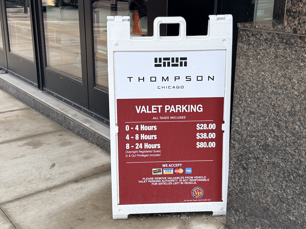 텍스트, 야외, 지상, 표지판, 간판, 포스터, 보도, 거리