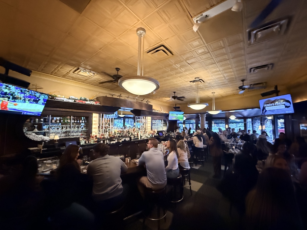 의류, 사람, 천장, 실내, 고객, 사람들, 푸드코너, 밤