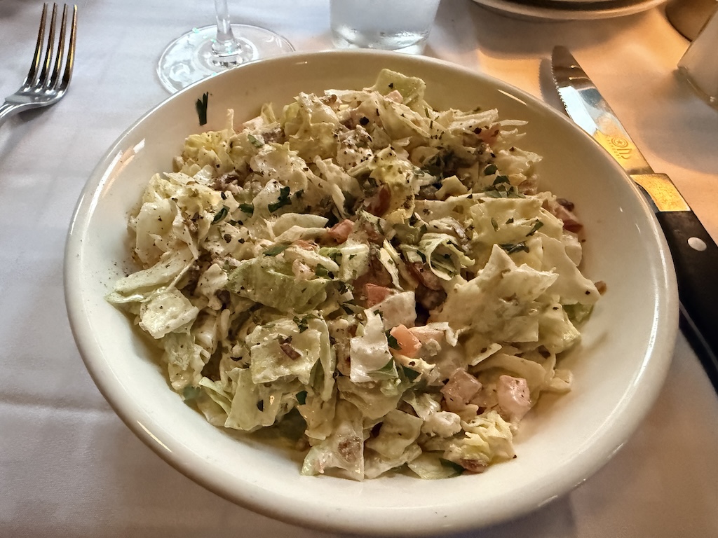 음식, 테이블웨어, 샐러드, 접시, 테이블, 실내, 식기, 포크, 주방 도구, 은식기, 식사, 사발