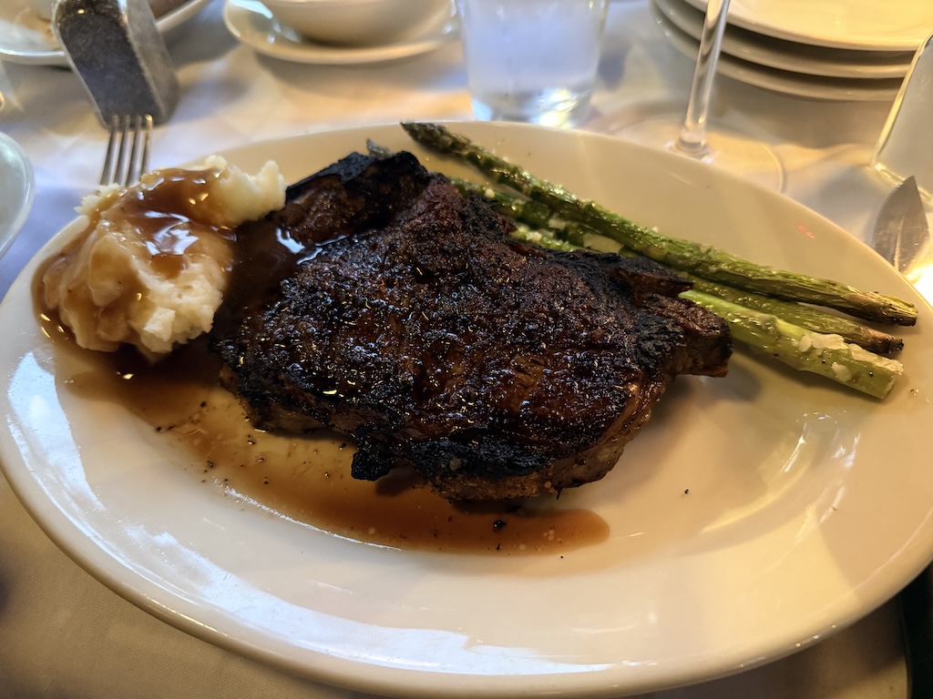 접시, 음식, 테이블웨어, 요리, 테이블, 실내, 레스토랑, 아스파라거스, 식기, 일품 요리, 스테이크, 플래터, 화이트, 디너, 고기, 서빙된, 소스