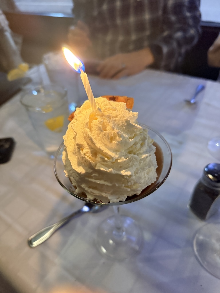 디저트, 양초, 음식, 테이블, 케이크, 아이스크림, 크림, 생일 케이크, 냉동 디저트, 낙농, 테이블웨어, 실내, 제빵 제품, 달콤함, 사람, 아이스