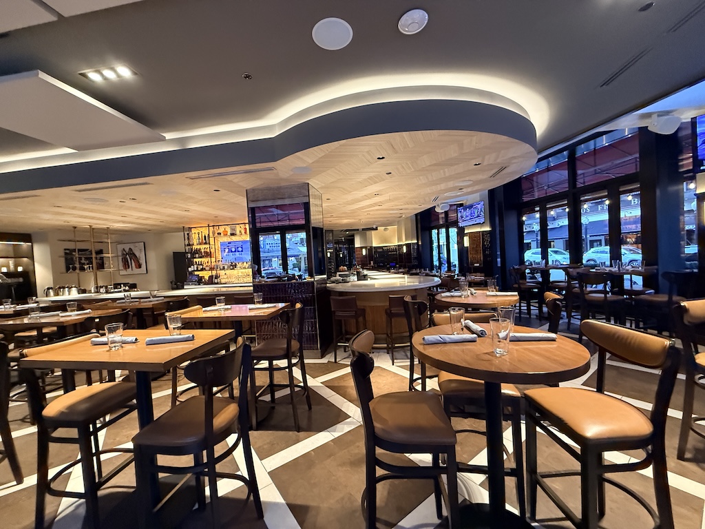 가구, 천장, 실내, 주방 및 식당 테이블, 카페테리아, 식당, 테이블, 바닥, 벽, 레스토랑, 의자, 푸드코너, 바