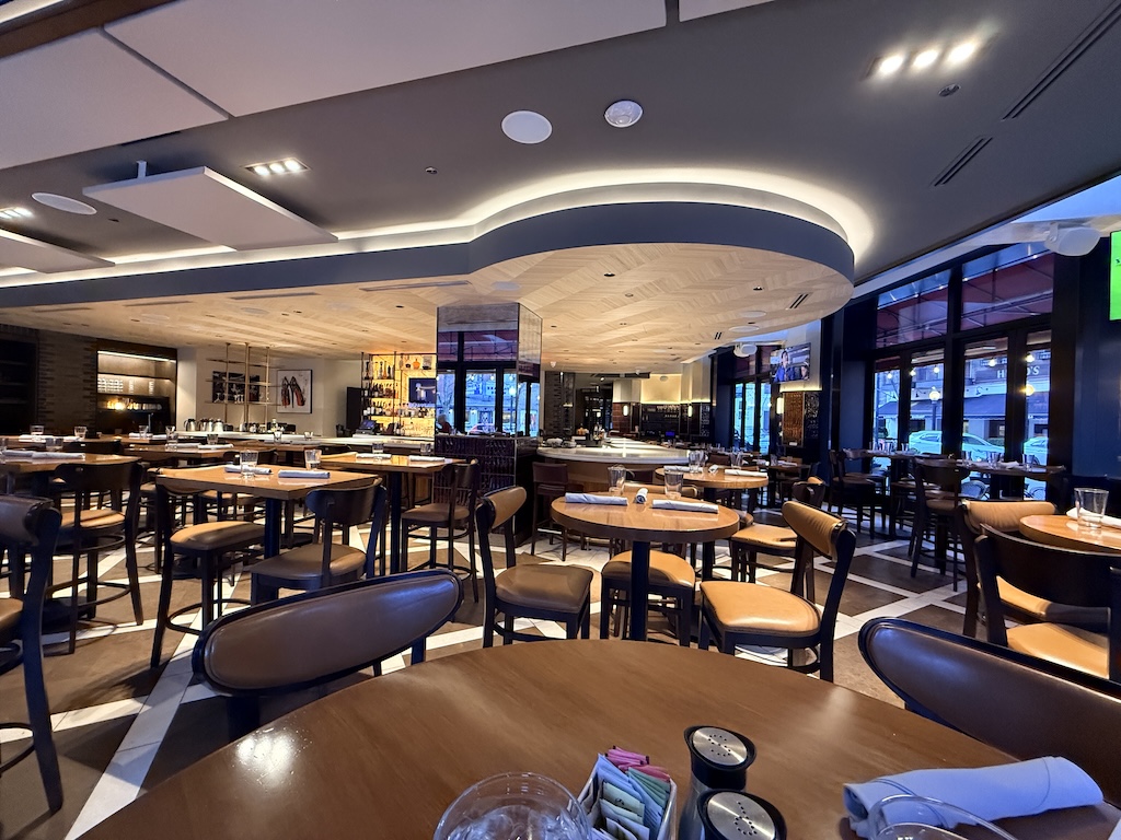 가구, 천장, 의자, 실내, 카페테리아, 주방 및 식당 테이블, 바닥, 테이블, 벽, 레스토랑, 호텔