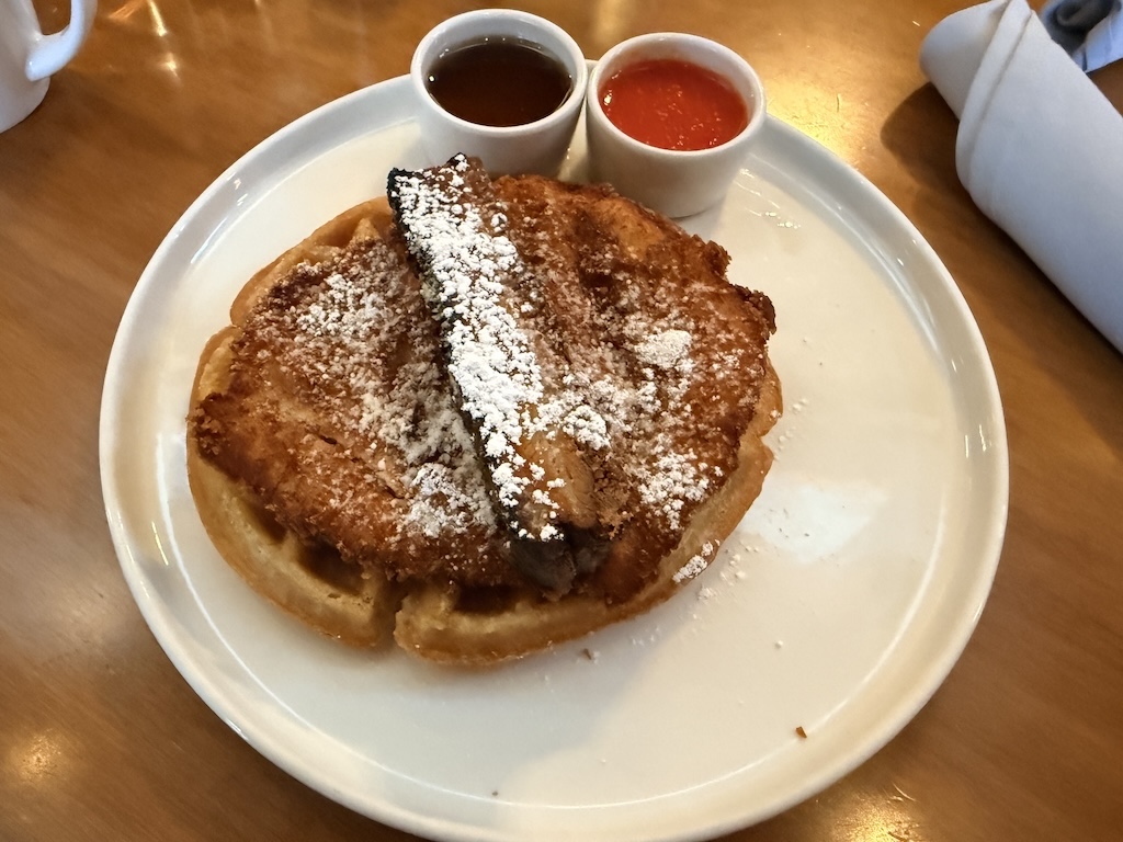 음식, 요리, 테이블웨어, 테이블, 서브웨어, 아침 식사, 식기, 팬케이크, 접시, 커피잔, 차, 실내, 머그잔, 제빵 제품, 식사, 주방용품, 컵, 음료, 판네코에크, 글루텐, 패스트푸드, 커피