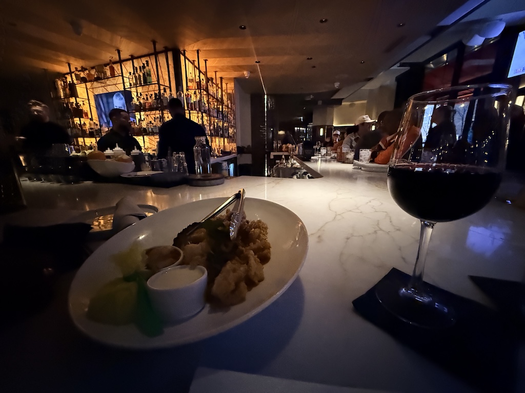 실내, 테이블웨어, 음료, 포도주, 와인잔, 테이블, 스템웨어, 레스토랑, 바웨어, 알코올 음료, 샴페인 스템웨어, 음료용기, 천장, 유리, 음식