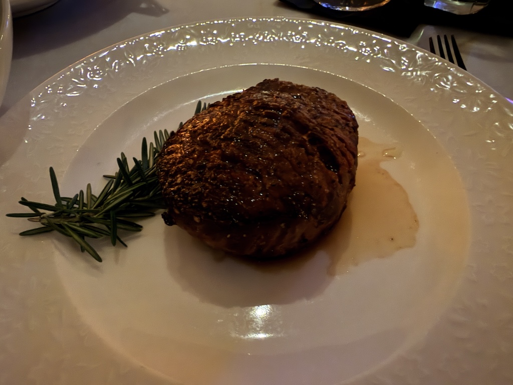 접시, 음식, 테이블, 실내, 테이블웨어, 요리, 화이트, 일품 요리, 식물, 레스토랑, 고기, 디너