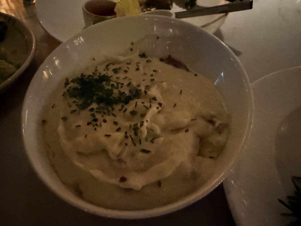 테이블웨어, 음식, 접시, 식기, 사발, 실내, 서브웨어, 요리, 주방 도구, 식재료, 주방용품, 낙농, 테이블, 레스토랑, 화이트, 크림, 컵, 스튜, 수프