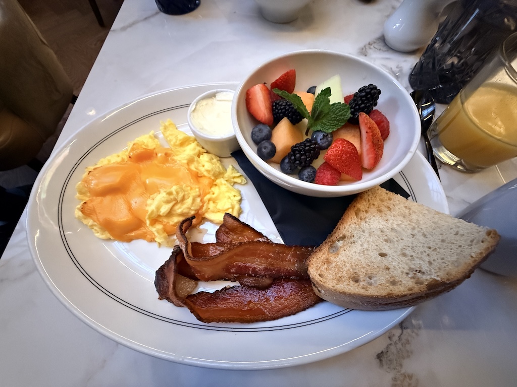 아침 식사, 음식, 요리, 접시, 테이블, 브런치, 풀코스 아침 식사, 테이블웨어, 식기, 음료, 식재료, 서브웨어, 플래터, 포크, 주식, 제빵 제품, 토스트, 주방 도구, 실내, 낙농, 스크램블 에그, 달걀, 빵, 식사