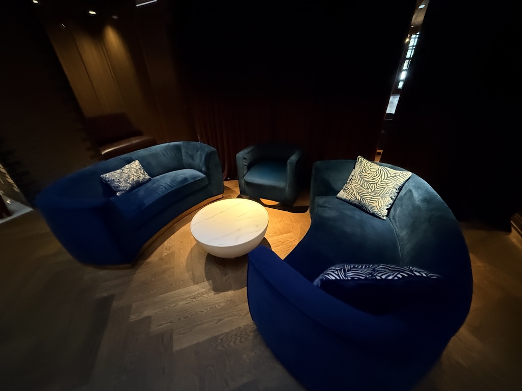 실내, 소파, 가구, 스튜디오 소파, 소파 침대, 커피 테이블, 바닥, 인테리어 디자인, 베개, 벽, 러브시트, 팔걸이, 방, 오토만, 블루, 라운지