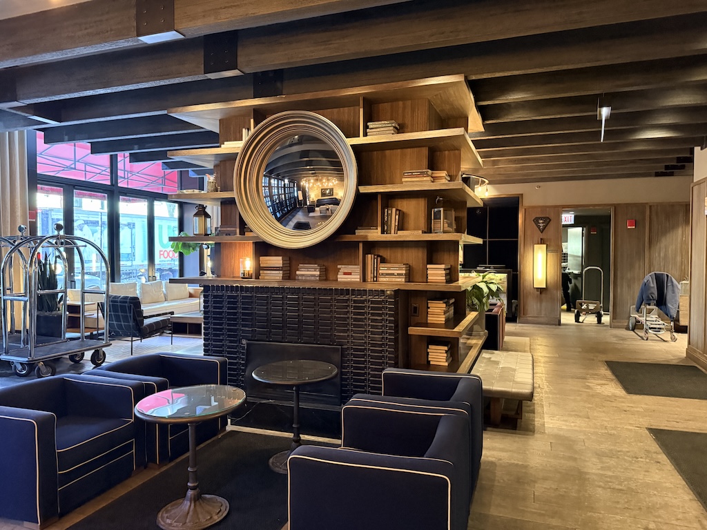 가구, 실내, 테이블, 커피 테이블, 천장, 바닥, 소파, 인테리어 디자인, 선반, 스튜디오 소파, 방, 벽, 디자인