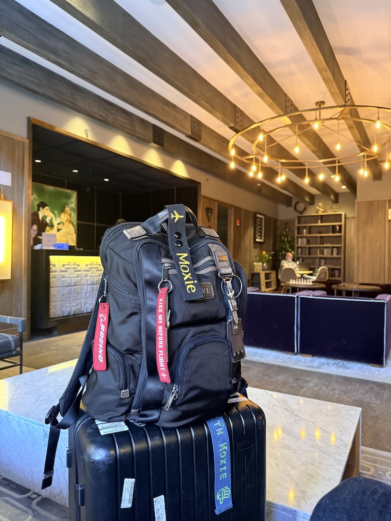 수하물, 수하물 및 가방, 여행가방, 실내, 액세서리, 천장, 휴대용 가방, 백팩, 바닥, 벽, 가방, 사람, 케이스, 호텔