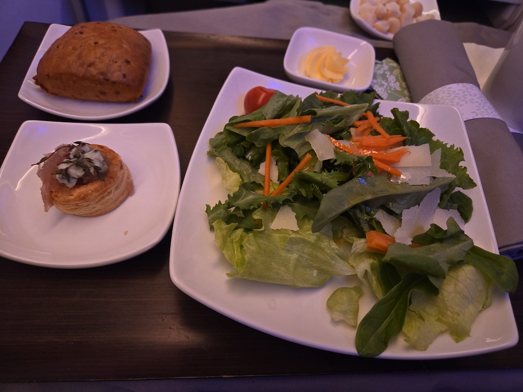 음식, 접시, 테이블, 식사, 요리, 테이블웨어, 잎채소, 패스트푸드, 가니쉬, 플래터, 실내, 요리 예술, 일품 요리, 브런치, 식재료, 저녁 식사, 식기, 점심, 치케티, 디너, 레스토랑, 화이트, 샐러드, 앉기, 채소