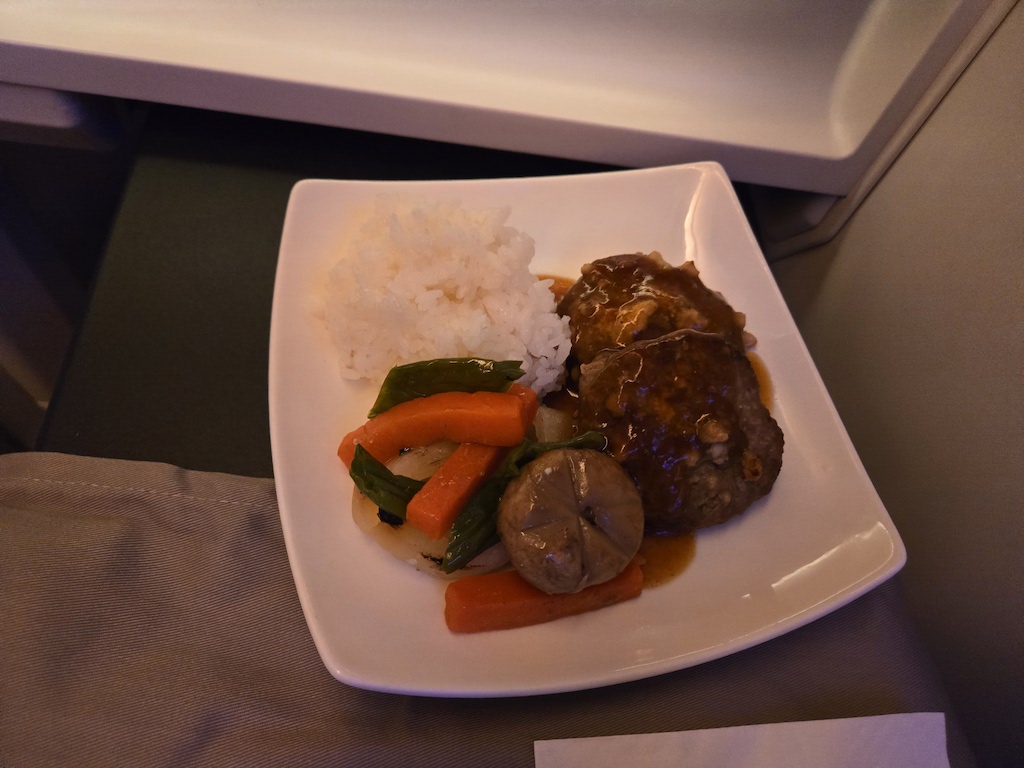 음식, 실내, 접시, 요리, 테이블, 식사, 플래터, 식재료, 채소, 레스토랑, 화이트, 고기, 쌀