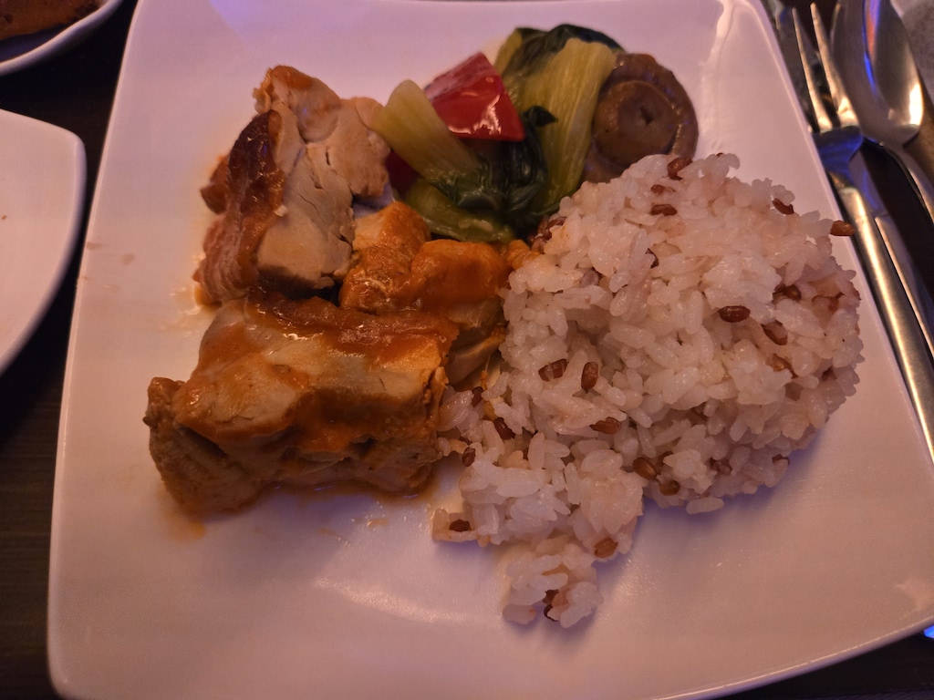 접시, 요리, 음식, 쌀밥, 포크, 재스민 쌀, 테이블웨어, 백미, 테이블, 찹쌀, 플래터, 바스마티, 가니쉬, 일품 요리, 저녁 식사, 쌀, 주방 도구, 식기, 요리 예술, 레시피, 실내, 점심, 화이트, 디너, 레스토랑, 고기, 식사