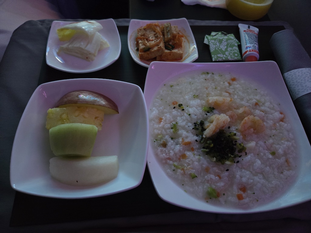 음식, 식사, 요리, 접시, 테이블, 점심, 테이블웨어, 식재료, 실내, 아침 식사, 저녁 식사, 레몬, 브런치, 플래터, 쌀, 레스토랑, 트레이, 죽