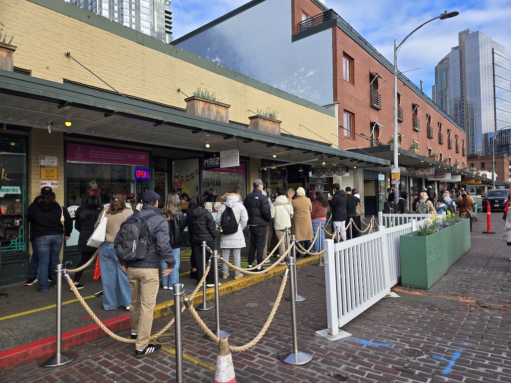 건물, 야외, 하늘, 의류, 신발류, 사람들, 사람, 마천루, 공공 장소, 청바지, 지상, 보행자, 군중, 거리, 그룹, 시장, 스탠딩, 시티, 보도